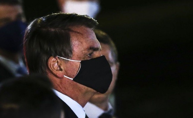 O presidente Jair Bolsonaro fala à imprensa no Palácio da Alvorada