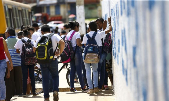 Alunos saindo de escola na Estrutural, no Distrito Federal