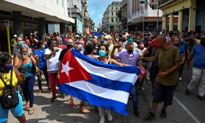x93856420_People-take-part-in-a-demonstration-to-support-the-government-of-the-Cuban-President-Miguel.jpg.pagespeed.ic.nl4GbDRC2S