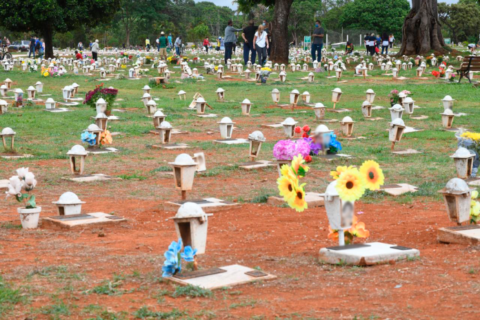 foto cemitério lápides_