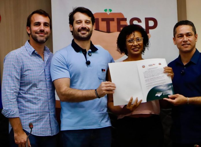 Secretaria-de-Agricultura-entrega-mais-de-100-titulos-de-regularizacao-fundiaria-em-Brejo-Alegre-1-1024x751
