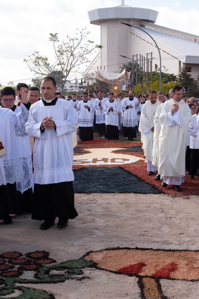 Procissão Corpus Christi Missa Padre Wagner Ferreira 30 05 2024 (86)