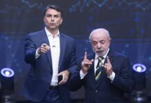 Flávio Bolsonaro Domina Primeiro Debate do 2º Turno na Band e Coloca Lula na Defensiva